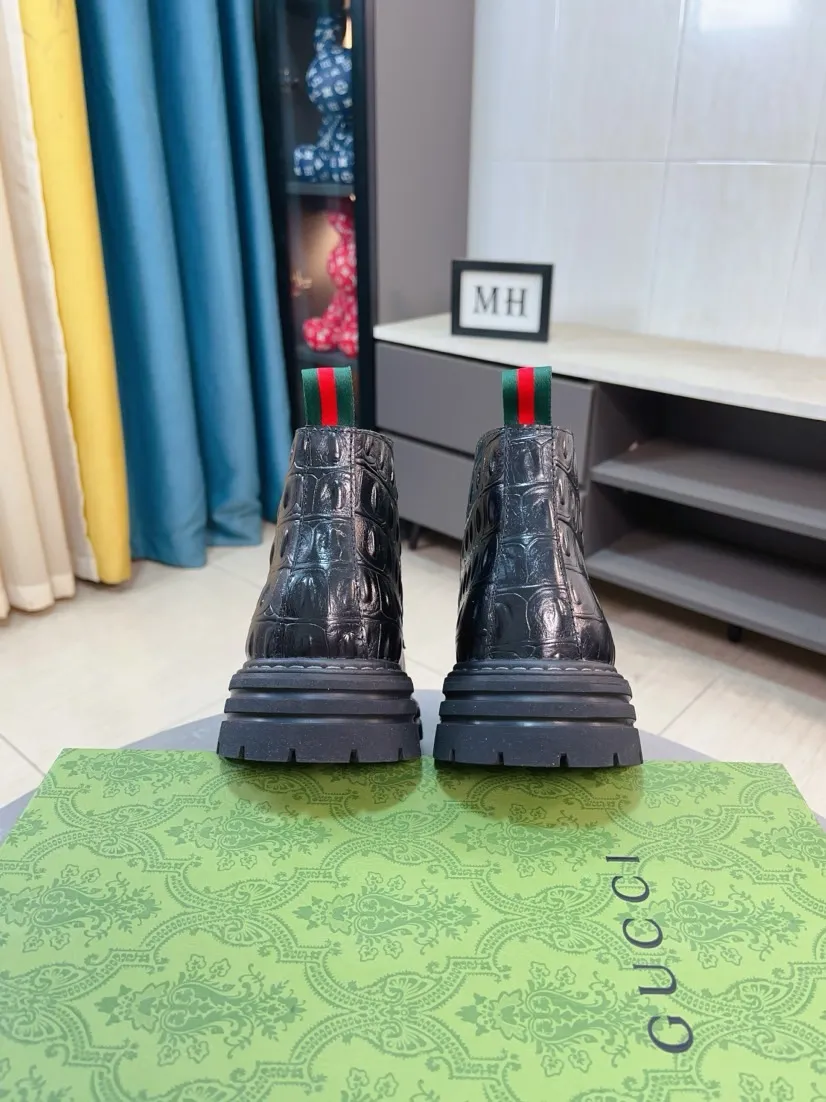 Men's shoes 💰540🌸🌸 (GUCCI) [cow lining plus velvet optional] [can be made without standard] New product Martin boots imported from Canada with full top layer high mercerized frosted fabric, punched using 3D digital technology, high-end and classy, ​​versatile to wear, full of three-dimensionality, close pictures will make you obsessed with the leather. You can't extricate yourself ~ the best on the market.          Fabric: Cowhide/Embossed Lining: Cowhide.          Please make a note when placing an order, sizes: 38-44 (37, 45, 46 can be customized and cannot be returned or exchanged) 5 colors available; black, gray, khaki, coffee, and earthy yellow